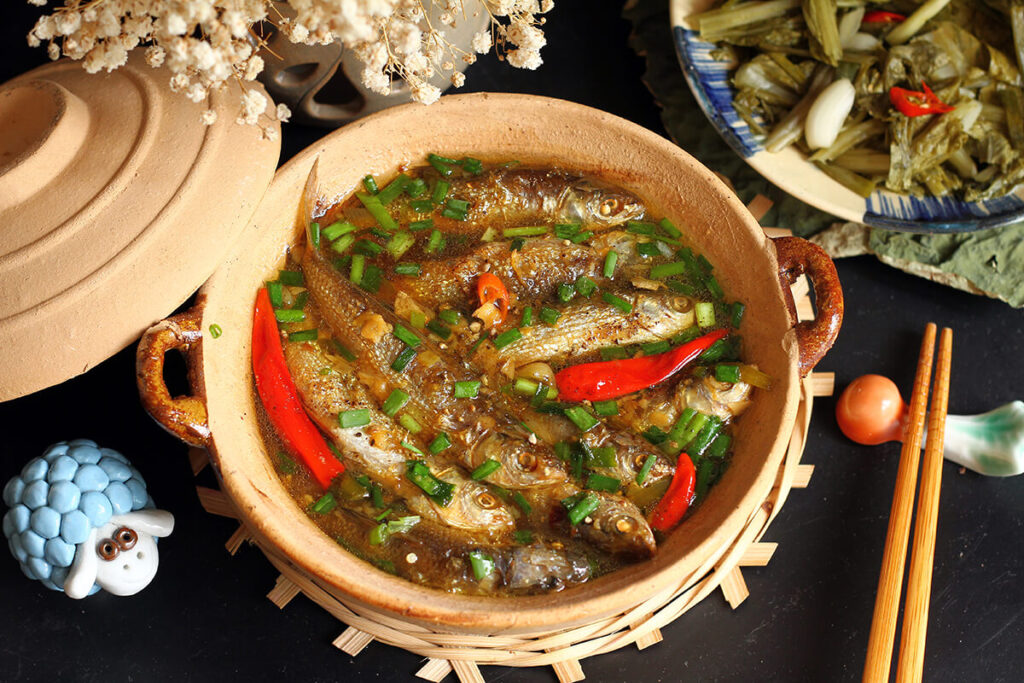 Mâm Cơm Miền Tây: 30+ Thực Đơn Hàng Ngày Chuẩn Vị Dân Dã 4 Cá linh non kho nước dừa