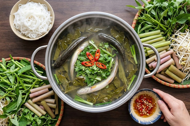 Mâm Cơm Miền Tây: 30+ Thực Đơn Hàng Ngày Chuẩn Vị Dân Dã 9 Lẩu cá kèo lá giang chua cay