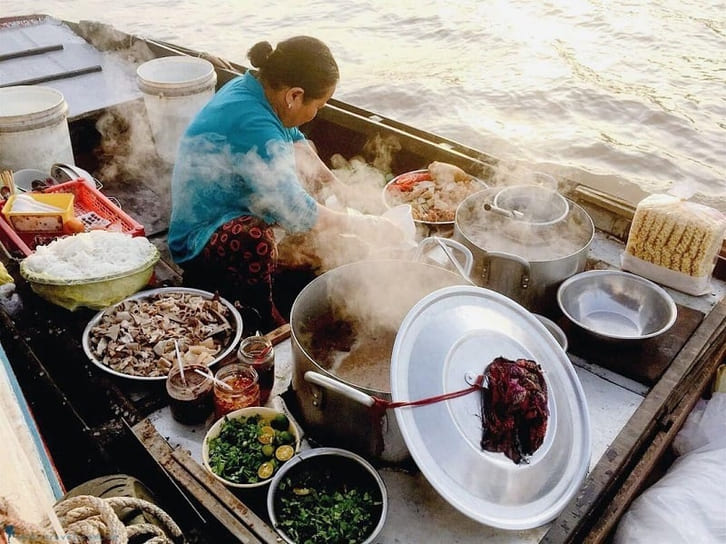 Thưởng thức hủ tiếu lắc trên chợ nổi